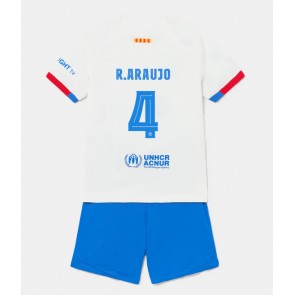 Barcelona Ronald Araujo #4 Bortaställ Barn 2023-24 Kortärmad (+ Korta byxor)